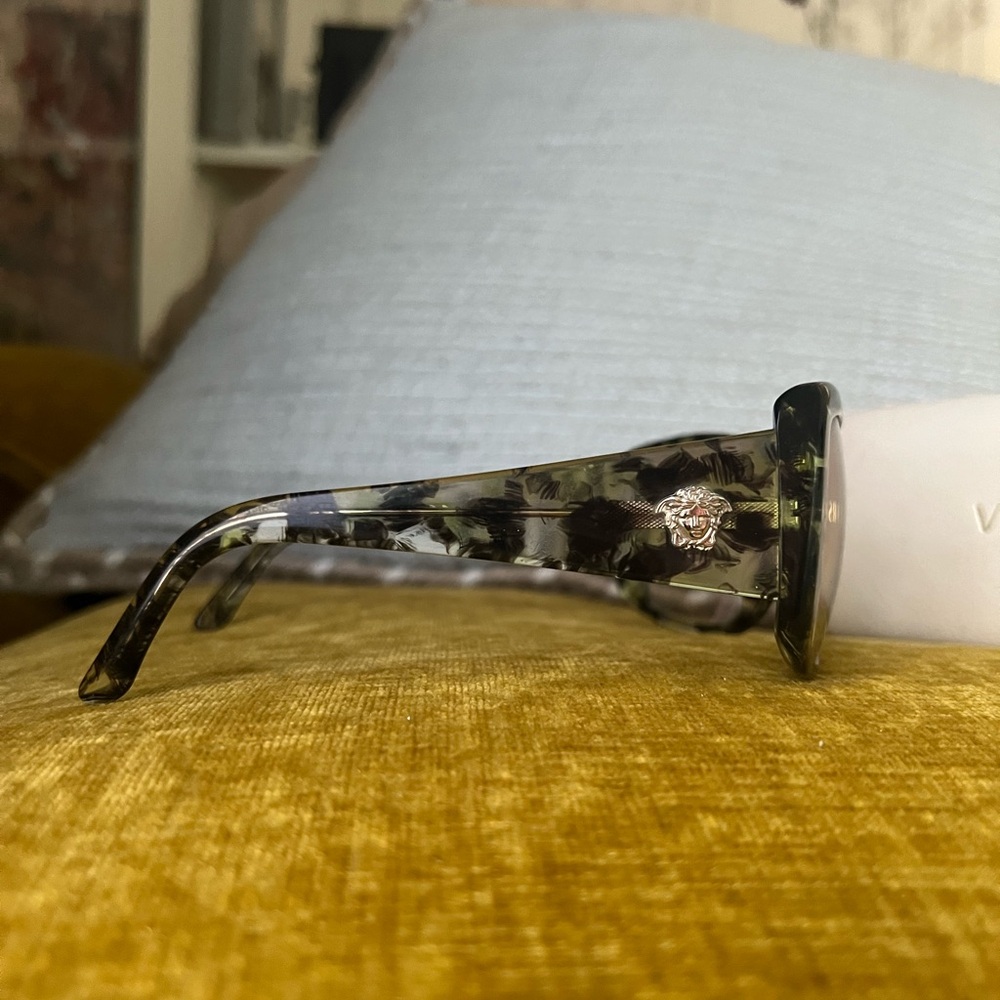 Authentic Versace Sunglasses Black Worn, very good condition. Frame is like new. - Picture 3 of 8